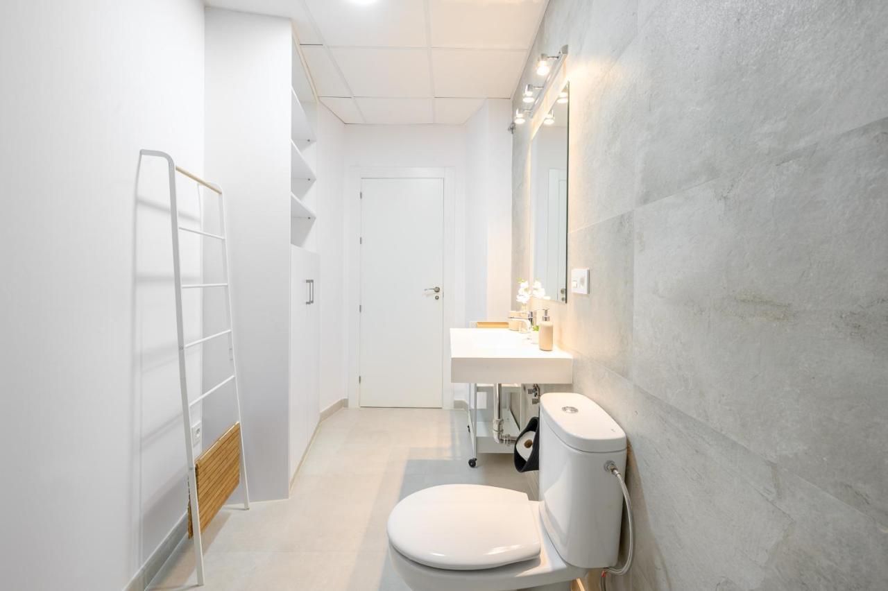 Modern 3 Bedroom, City Center With Patio & High Ceilings By 10Tosea Málaga Eksteriør billede